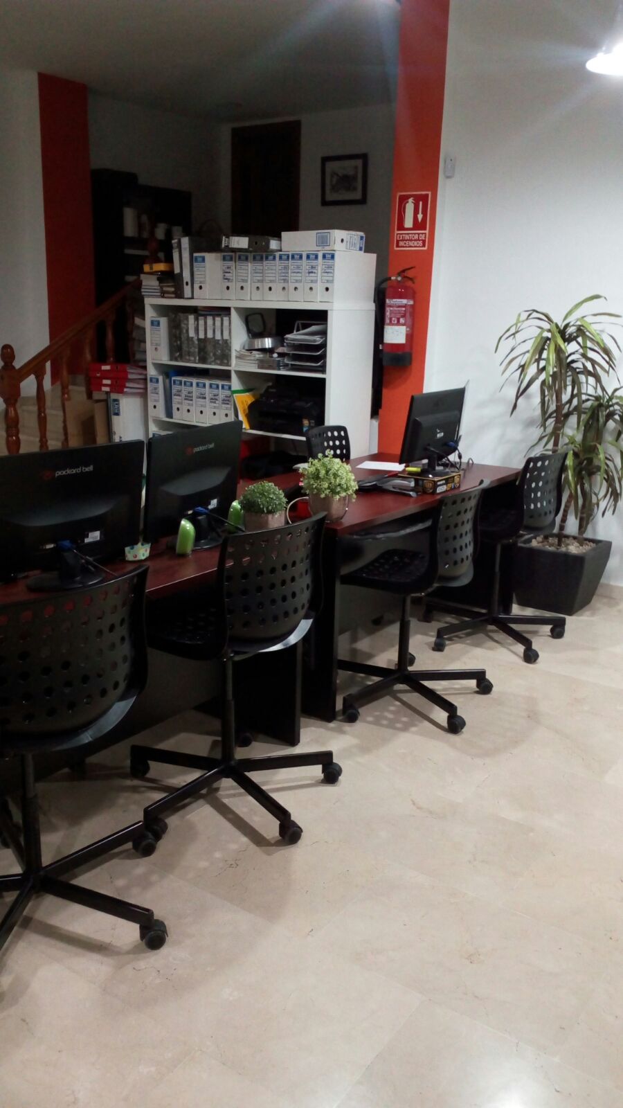 Interior de la antigua oficina de Microten con puestos de trabajo