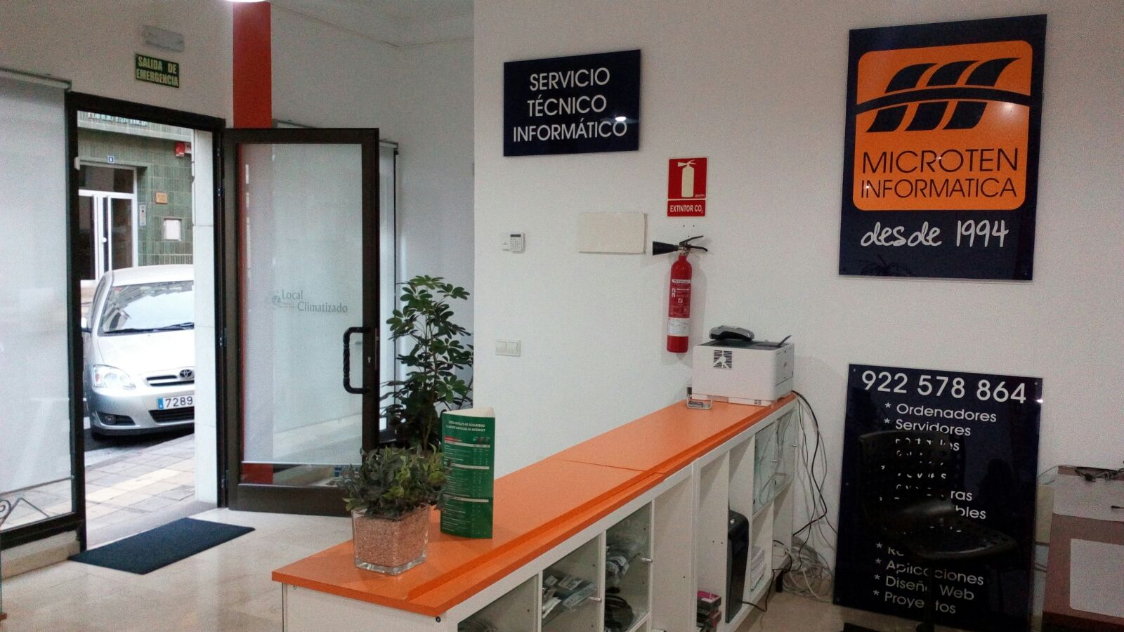 Interior de Microten con la cartelería histórica del servicio técnico
